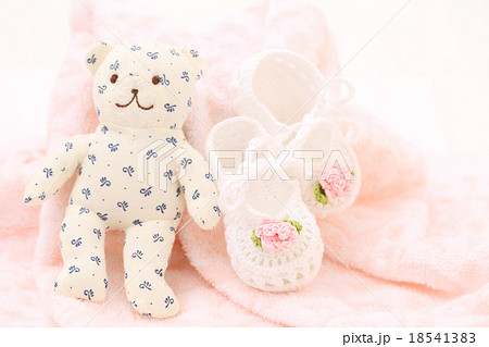 ファーストシューズとクマのぬいぐるみ 18541383