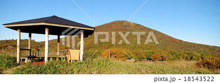 道後山 月見ヶ丘の東屋と岩樋山 紅葉 道後山 月見ヶ丘の東屋と岩樋山 紅葉 18543522