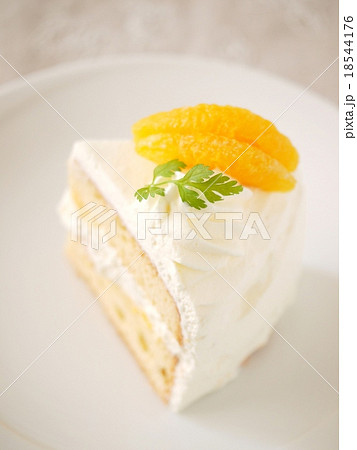 オレンジショートケーキ 単品 ハイアングル の写真素材