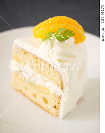 オレンジショートケーキ　黒背景（縦位置） 18544179