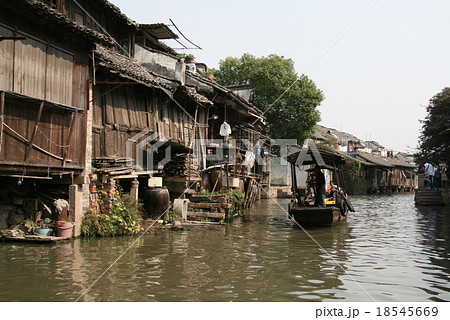 中国の観光名所　上海近郊の４大水郷古鎮「烏鎮」の風景 18545669