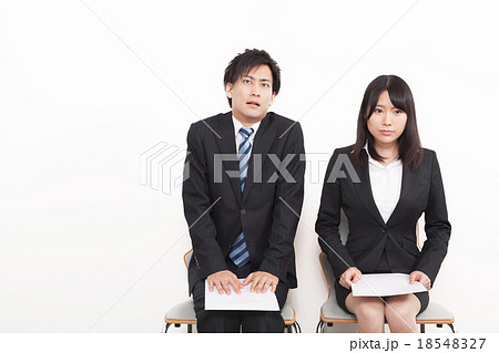 面接待ちの若い男女 18548327