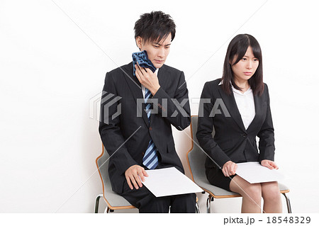 面接待ちの若い男女 面接待ちの若い男女 18548329