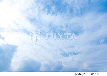 秋の空 白い雲と青い空 背景素材 コピースペース 文字スペース 筋雲 積雲 すじ雲 巻雲 巻積雲 秋の空 白い雲と青い空 背景素材 コピースペース 文字スペース 筋雲 積雲 すじ雲 巻雲 巻積雲 18548383
