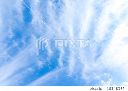 秋の空 白い雲と青い空 背景素材 コピースペース 文字スペース 筋雲 積雲 すじ雲 巻雲 巻積雲 秋の空 白い雲と青い空 背景素材 コピースペース 文字スペース 筋雲 積雲 すじ雲 巻雲 巻積雲 18548385