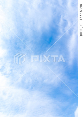 秋の空 白い雲と青い空 背景素材 コピースペース 文字スペース 筋雲 積雲 すじ雲 巻雲 巻積雲 秋の空 白い雲と青い空 背景素材 コピースペース 文字スペース 筋雲 積雲 すじ雲 巻雲 巻積雲 18548390