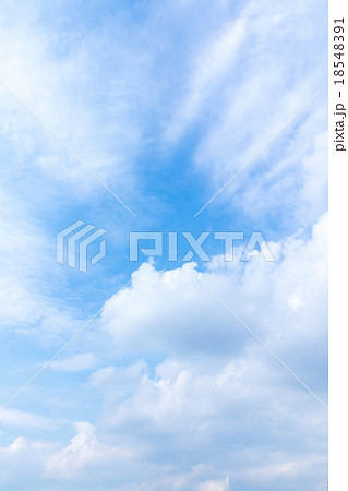 秋の空 白い雲と青い空 背景素材 コピースペース 文字スペース 筋雲 積雲 すじ雲 巻雲 巻積雲 秋の空 白い雲と青い空 背景素材 コピースペース 文字スペース 筋雲 積雲 すじ雲 巻雲 巻積雲 18548391
