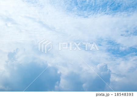 秋の空　白い雲と青い空　背景素材　コピースペース　文字スペース　筋雲　積雲　すじ雲　巻雲　巻積雲 18548393