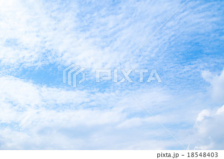 秋の空　白い雲と青い空　背景素材　コピースペース　文字スペース　筋雲　積雲　すじ雲　巻雲　巻積雲 18548403
