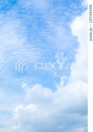 秋の空 白い雲と青い空 背景素材 コピースペース 文字スペース 筋雲 積雲 すじ雲 巻雲 巻積雲 秋の空 白い雲と青い空 背景素材 コピースペース 文字スペース 筋雲 積雲 すじ雲 巻雲 巻積雲 18548406