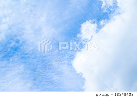 秋の空 白い雲と青い空 背景素材 コピースペース 文字スペース 筋雲 積雲 すじ雲 巻雲 巻積雲 秋の空 白い雲と青い空 背景素材 コピースペース 文字スペース 筋雲 積雲 すじ雲 巻雲 巻積雲 18548408