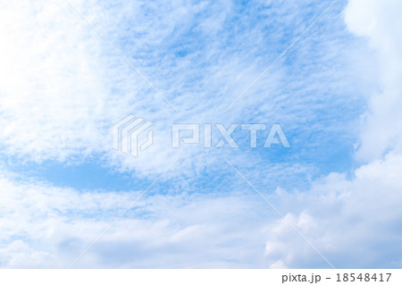 秋の空 白い雲と青い空 背景素材 コピースペース 文字スペース 筋雲 積雲 すじ雲 巻雲 巻積雲 秋の空 白い雲と青い空 背景素材 コピースペース 文字スペース 筋雲 積雲 すじ雲 巻雲 巻積雲 18548417