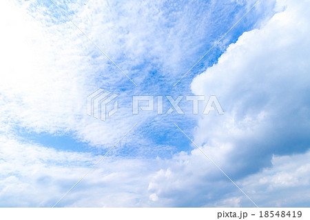秋の空 白い雲と青い空 背景素材 コピースペース 文字スペース 筋雲 積雲 すじ雲 巻雲 巻積雲 秋の空 白い雲と青い空 背景素材 コピースペース 文字スペース 筋雲 積雲 すじ雲 巻雲 巻積雲 18548419