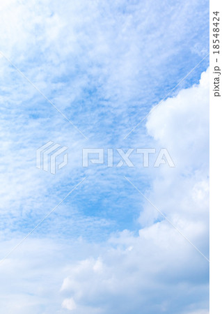 秋の空 白い雲と青い空 背景素材 コピースペース 文字スペース 筋雲 積雲 すじ雲 巻雲 巻積雲 秋の空 白い雲と青い空 背景素材 コピースペース 文字スペース 筋雲 積雲 すじ雲 巻雲 巻積雲 18548424