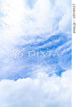 秋の空 白い雲と青い空 背景素材 コピースペース 文字スペース 筋雲 積雲 すじ雲 巻雲 巻積雲 秋の空 白い雲と青い空 背景素材 コピースペース 文字スペース 筋雲 積雲 すじ雲 巻雲 巻積雲 18548427