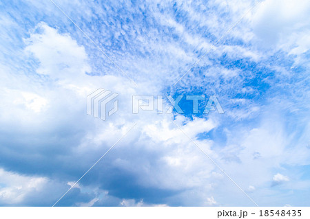 秋の空 白い雲と青い空 背景素材 コピースペース 文字スペース 筋雲 積雲 すじ雲 巻雲 巻積雲の写真素材