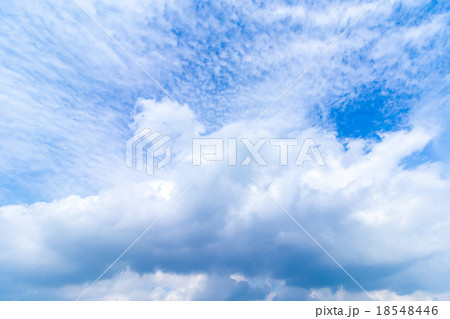 積雲　雲片　青い空　巻雲　巻積雲　白い雲　すじ雲　秋の空　背景用素材　クラウド　青空　合成用背景 18548446