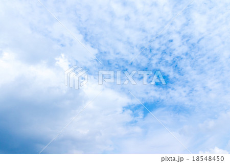 積雲　雲片　青い空　巻雲　巻積雲　白い雲　すじ雲　秋の空　背景用素材　クラウド　青空　合成用背景 18548450