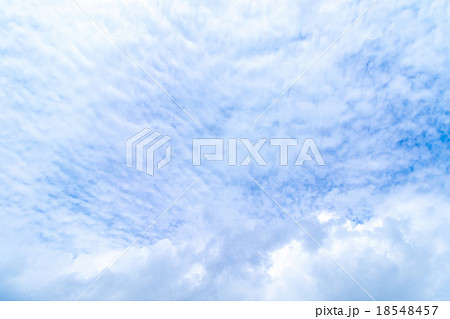 積雲　雲片　青い空　巻雲　巻積雲　白い雲　すじ雲　秋の空　背景用素材　クラウド　青空　合成用背景 18548457