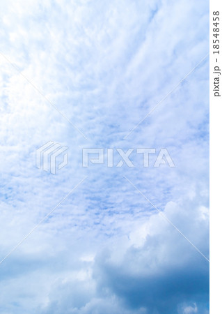 積雲　雲片　青い空　巻雲　巻積雲　白い雲　すじ雲　秋の空　背景用素材　クラウド　青空　合成用背景 18548458