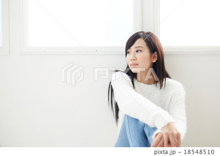 黒髪の若い女性 18548510