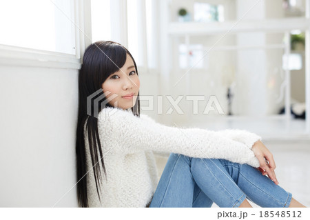 黒髪の若い女性 18548512