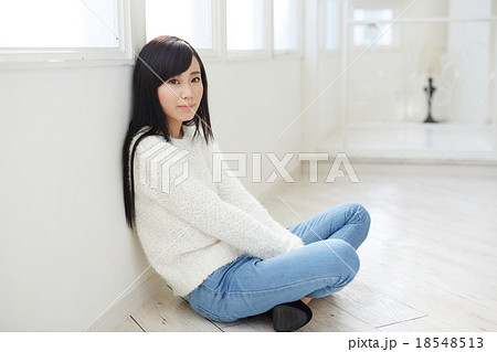 黒髪の若い女性 18548513