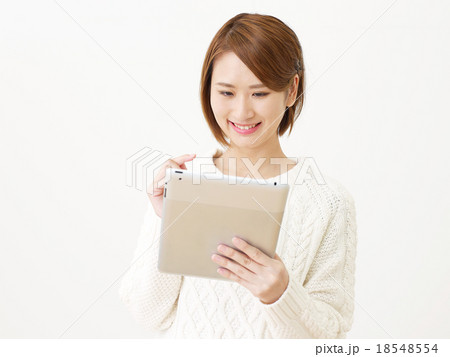 タブレットを持つ女性 タブレットを持つ女性 18548554