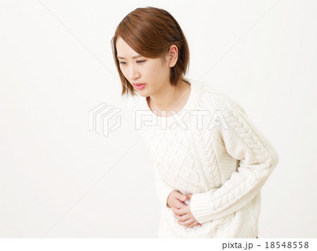 お腹が痛い女性 18548558