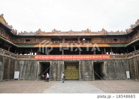 ベトナム中部古都「フエ」 リゾート地ダナンから北西へ車で2時間半行くと最後の王朝があったフエに着く ベトナム中部古都「フエ」 リゾート地ダナンから北西へ車で2時間半行くと最後の王朝があったフエに着く 18548665