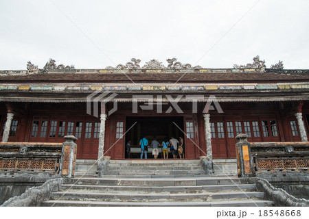ベトナム中部古都「フエ」 リゾート地ダナンから北西へ車で2時間半行くと最後の王朝があったフエに着く ベトナム中部古都「フエ」 リゾート地ダナンから北西へ車で2時間半行くと最後の王朝があったフエに着く 18548668