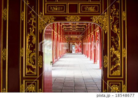 ベトナム中部古都「フエ」 リゾート地ダナンから北西へ車で2時間半行くと最後の王朝があったフエに着く ベトナム中部古都「フエ」 リゾート地ダナンから北西へ車で2時間半行くと最後の王朝があったフエに着く 18548677