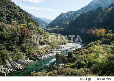 四国三郎こと吉野川、大歩危（おおぼけ）峡　シーズン中はラフティングが盛ん 18548799