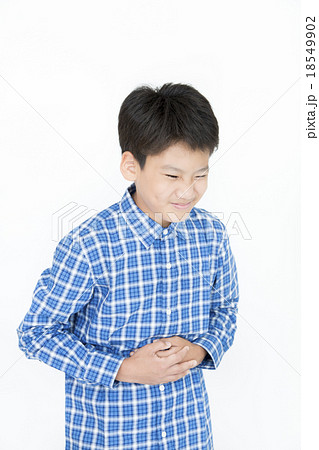 腹痛 吐き気 男の子 小学生 中学生 苦しい 苦しむ 痛い ノロウイルスに苦しむの写真素材