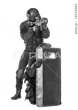 SWAT officers 18550964