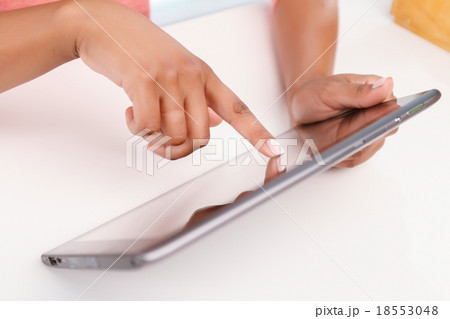 Close up of woman using tablet Close up of woman using tablet 18553048