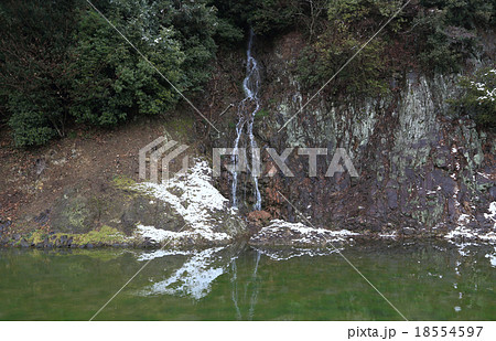冬の「栗林公園」、西湖の石壁（赤壁）と桶樋滝 18554597