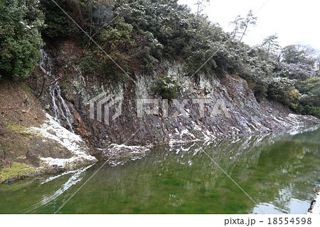 冬の「栗林公園」、西湖の石壁（赤壁）と桶樋滝 18554598