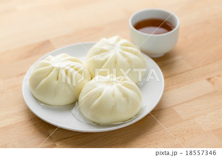 Chinese tea and steamed bun 18557346