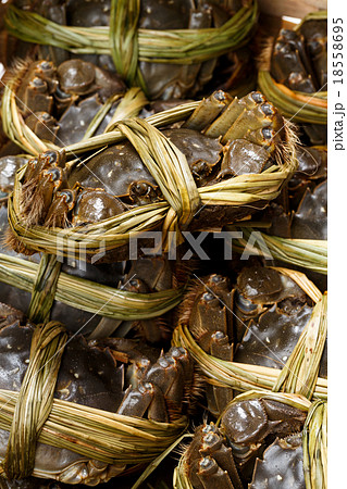 Group of Uncooked hairy crabs 18558695