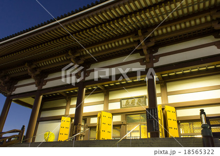 日暮れの西新井大師 18565322