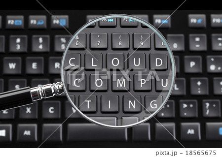 CLOUD COMPUTINGと書かれたキーボードとルーペ CLOUD COMPUTINGと書かれたキーボードとルーペ 18565675