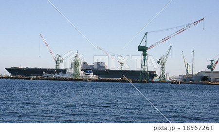 進水式を終え艤装中のヘリコプター搭載護衛艦「かが」 18567261