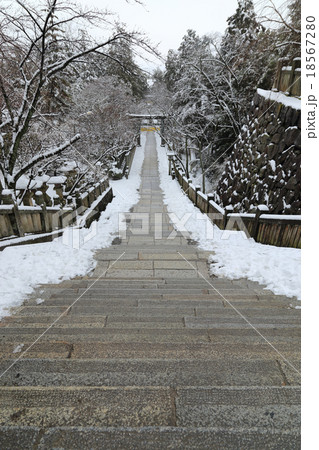 雪の金刀比羅宮、桜馬場西詰から下り、大門方向をみる 18567280