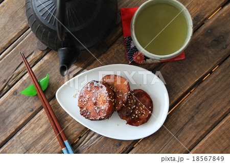 砂糖醤油の手作りのかぼちゃ団子と鉄瓶と緑茶 砂糖醤油の手作りのかぼちゃ団子と鉄瓶と緑茶 18567849