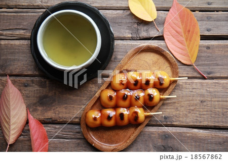 みたらし串団子と温かいお茶と紅葉した葉 みたらし串団子と温かいお茶と紅葉した葉 18567862