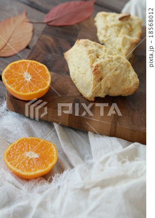 手作りホワイトチョコスコーンと落ち葉の秋スイーツイメージ 18568012