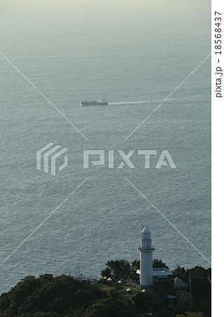 鶴御埼灯台と貨物船 鶴御埼灯台と貨物船 18568437