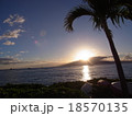 一筋の光が輝く夕方の海 18570135