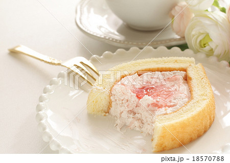 イチゴロールケーキの食べかけの写真素材
